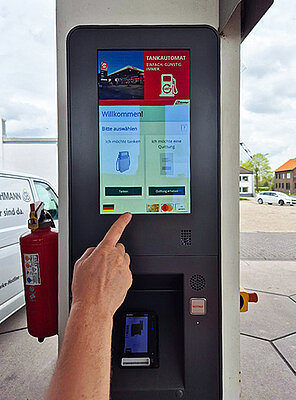 SIQMA OPT 2.0 Outdoor-Terminal zur Kartenzahlung beim Tanken mit Touchscreen-Bedienung