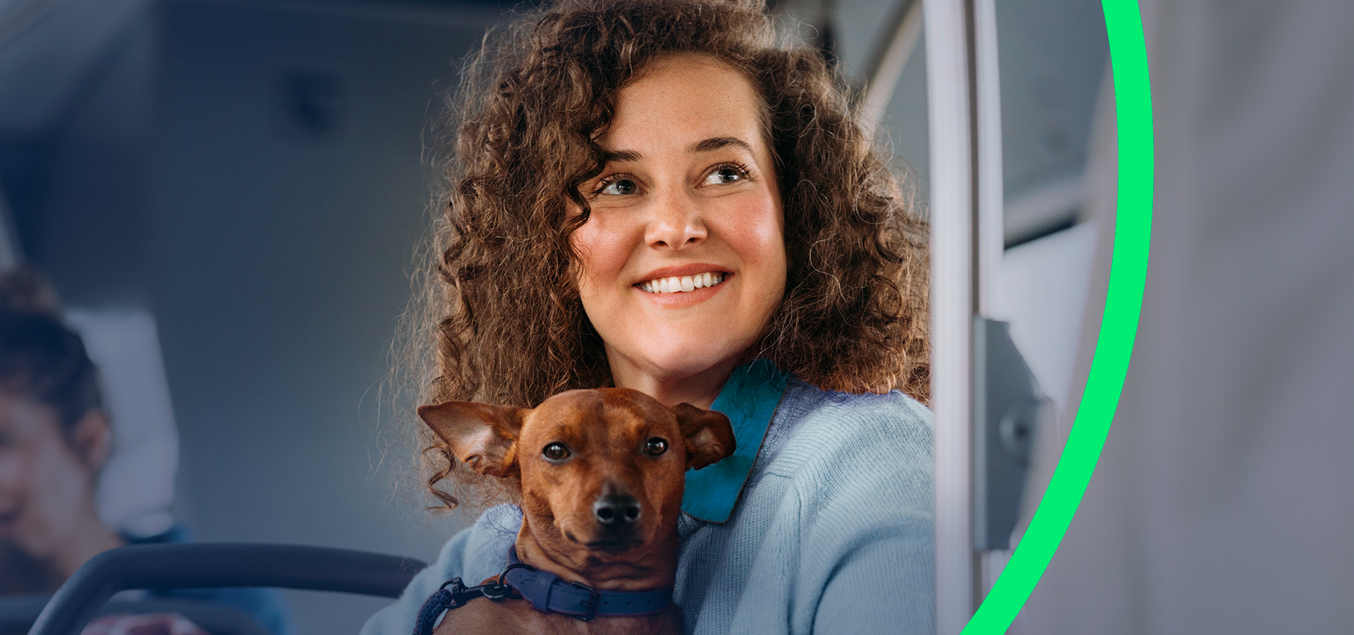 Femme souriante avec un chien à bord d’un bus de transport public