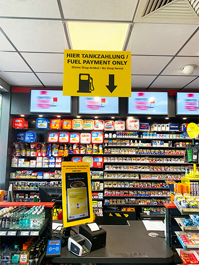 SIQMA Smoove Self-Checkout-System im Shopbereich mit Hinweis auf reine Tankzahlung