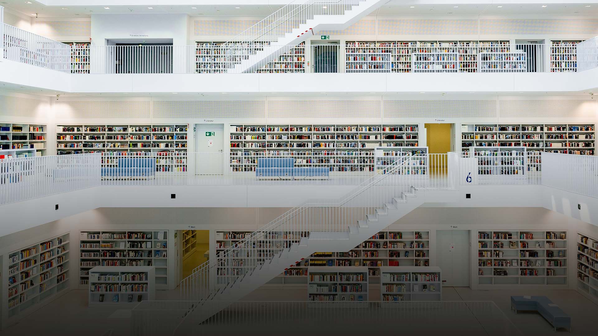 Das Bild zeigt eine moderne Bibliothek.