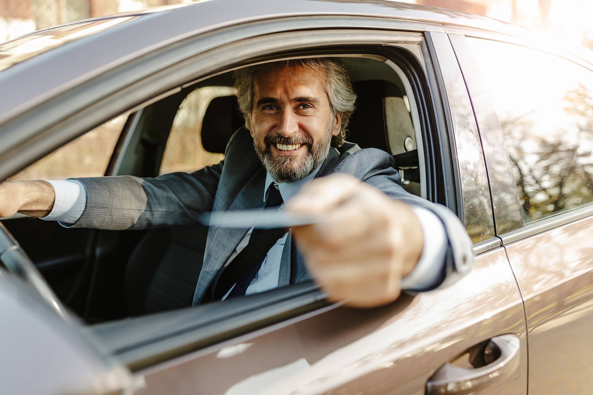 [Translate to Spanish:] Ticketbasiertes Parken Person mit Ticket in einem Auto